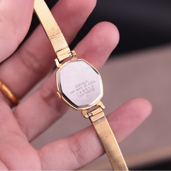 Vintage 1980 Seiko Octagon 2320-5680 Women’s Watch
Gold-Plated Mesh Bracelet - Picture 9 of 9